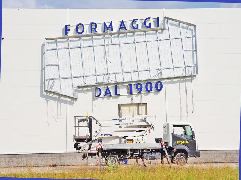 insegna luminosa di grande formato zanetti formaggi mantova