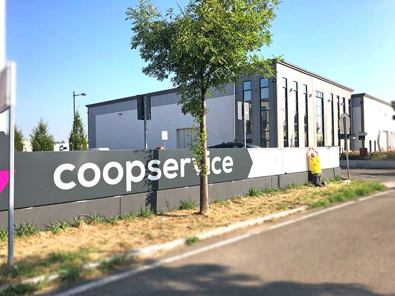 insegna luminosa e recinzione coopservice reggio emilia