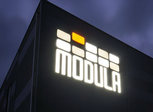 Insegna luminosa a luce diretta bianca su parete capannone aziendale