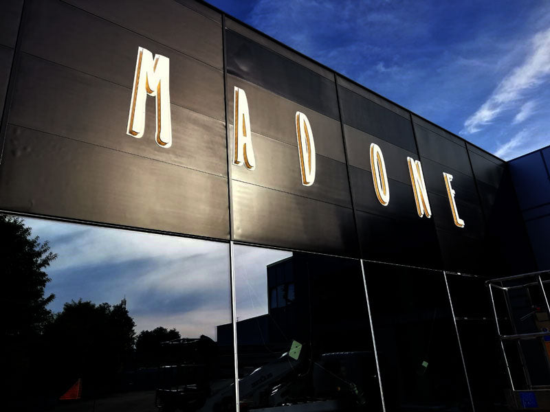 insegna luminosa mad one cremona