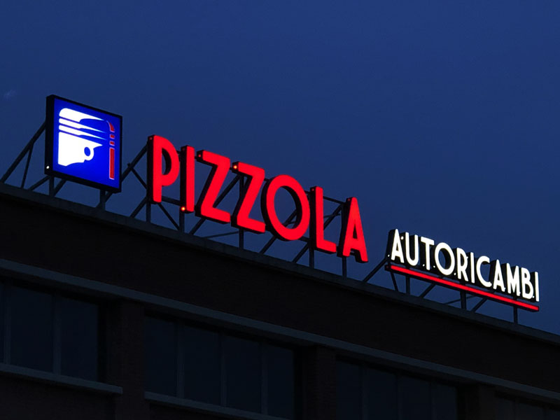 Pizzola Autoricambi - Insegna luminosa aziendale a lettere scatolate in alluminio