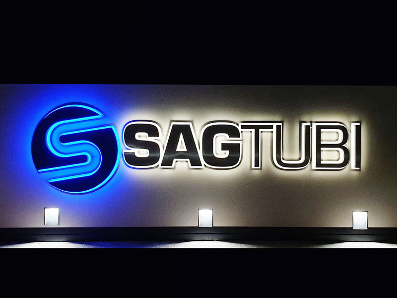 Sag Tubi - Insegna aziendale retroilluminata per esterni in acciaio inox