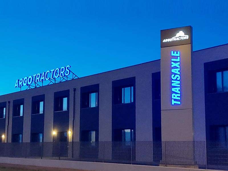 Argo Tractors - Insegna luminosa a lettere scatolate e totem aziendali