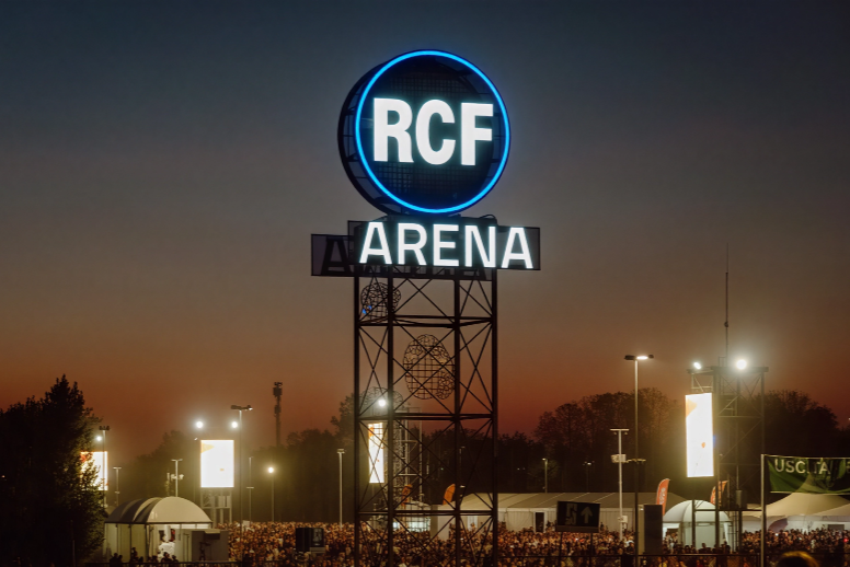 insegna luminosa scatolare rcf arena reggio emilia