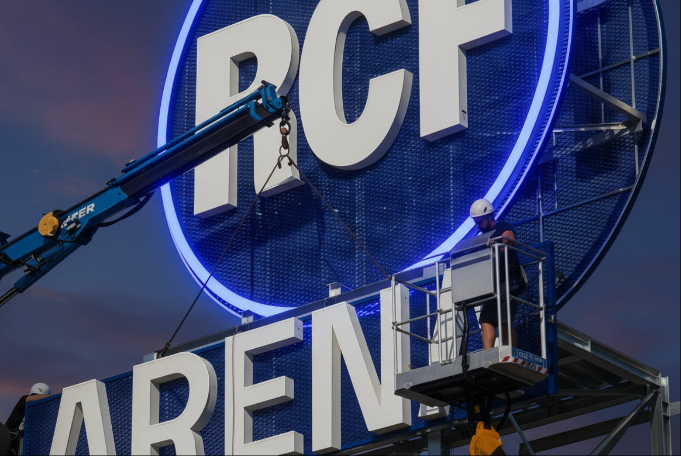 Insegna luminosa su lamiera stirata rcf arena reggio emilia