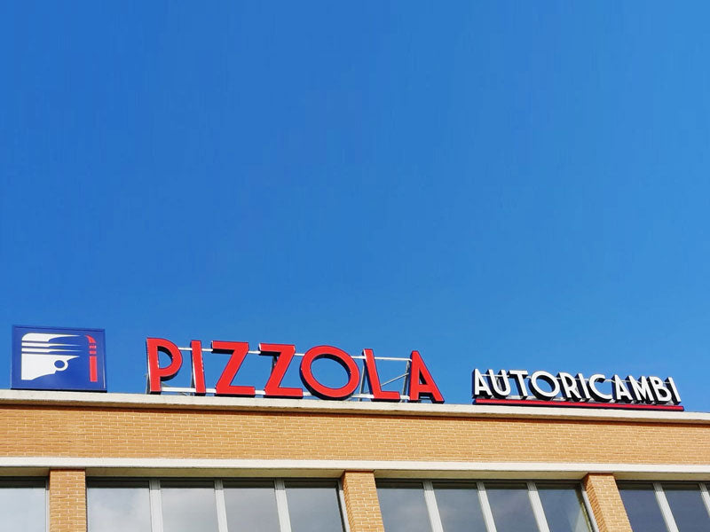 Pizzola Autoricambi - Insegna luminosa aziendale a lettere scatolate in alluminio