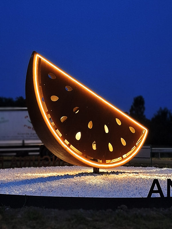 Anguria 3d luminosa in corten per rotatoria a Novellara