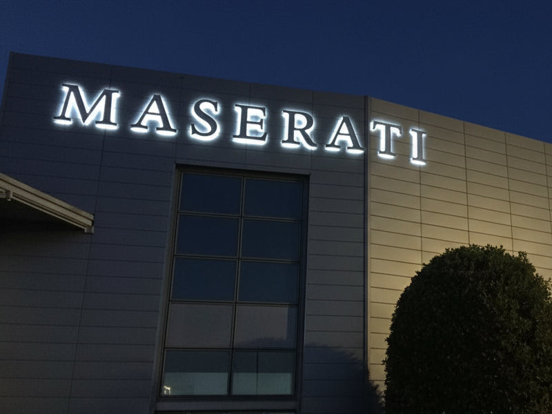 insegna scatolare in acciaio inox e plexi maserati suzzara