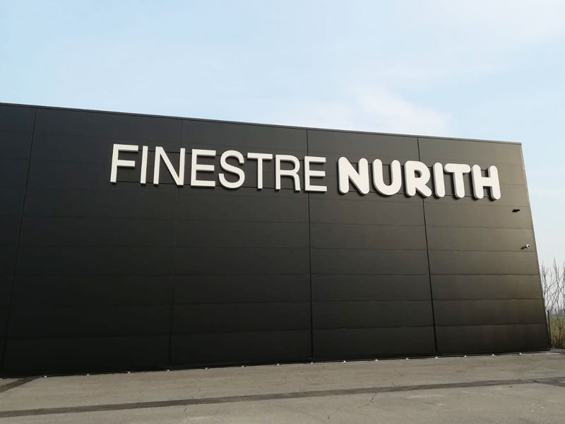 Nurith - Insegna luminosa aziendale a lettere scatolate in alluminio