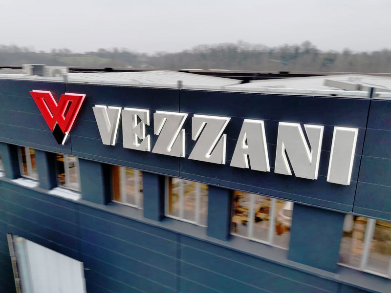insegna scatolare retroilluminata acciaio inox vezzani spa reggio emilia