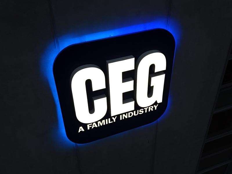 Ceg - Insegna luminosa a lettere scatolate con luce frontale e riflessa