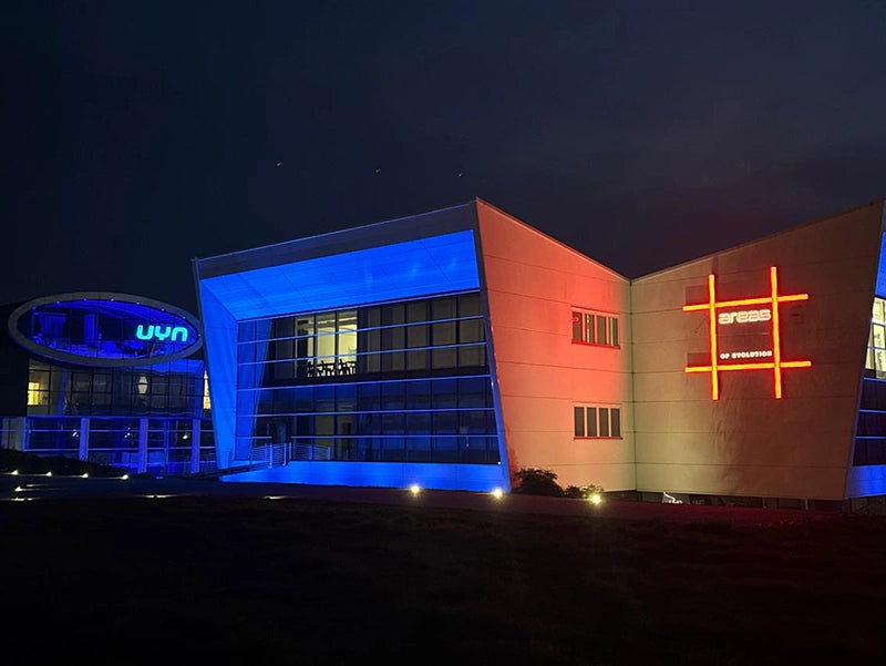 Insegne luminose scenografiche su stabilimenti Uyn e Areas