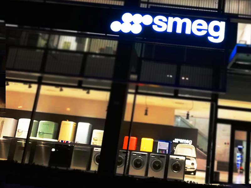 Smeg - Insegne luminose in metallo traforato