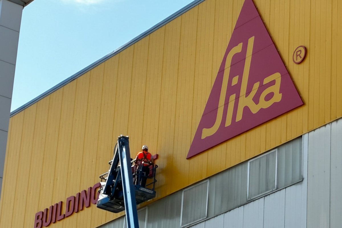 insegne aziendali di grande formato realizzate da bonetti per lo stabilimento Sika spa a Sassuolo