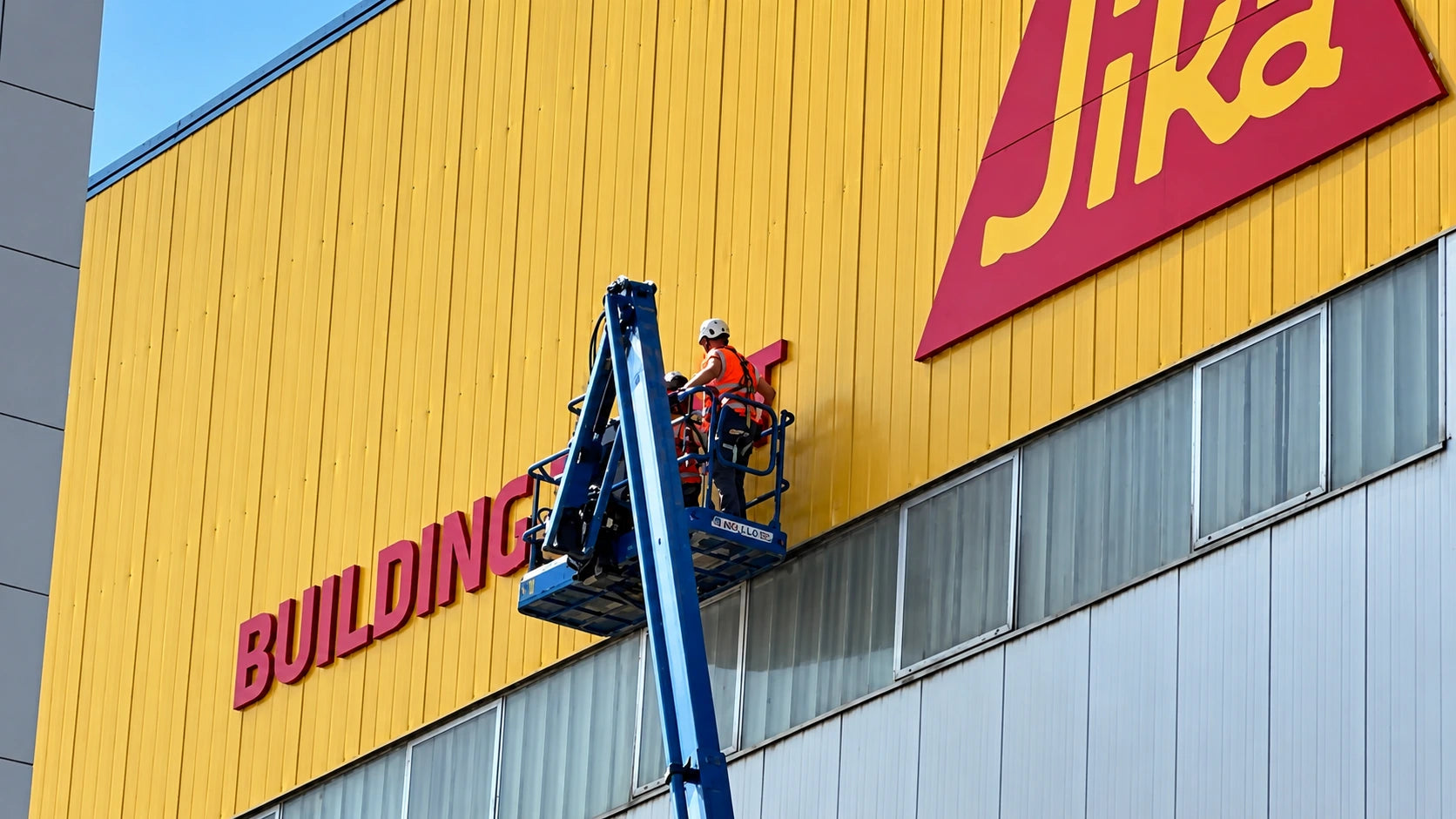 Insegne aziendali esterne installate presso lo stabilimento Sika di Sassuolo.