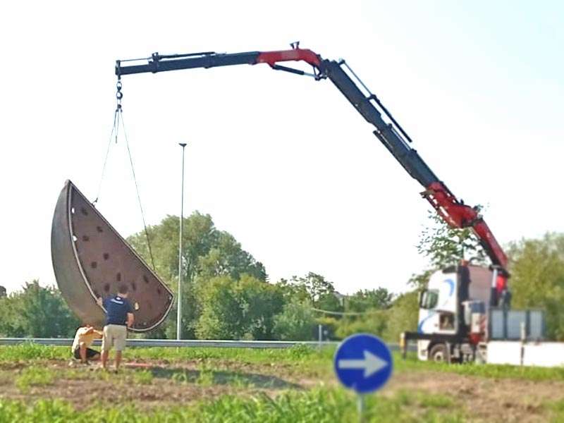 installazione insegna in corten per rotatoria novellara