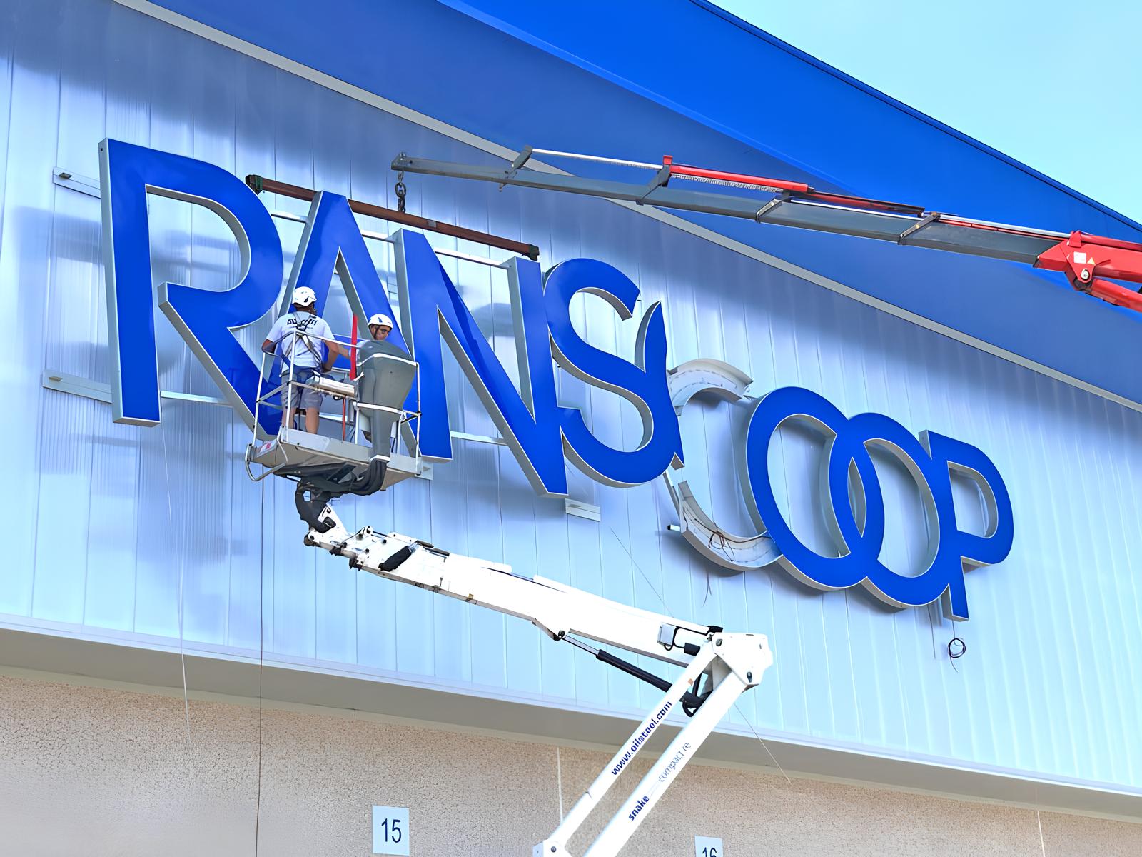 installazione insegna luminosa a led transcoop reggio emilia