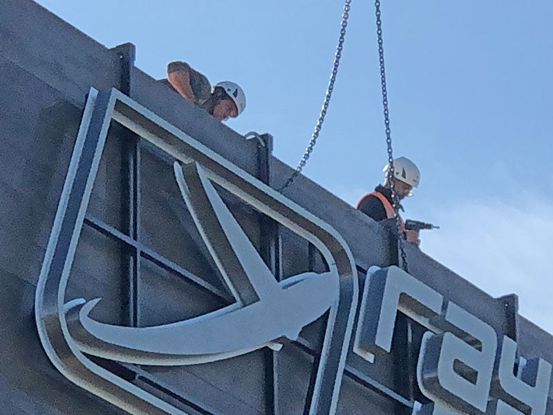 installazione insegna luminosa acciaio inox ray tec parma