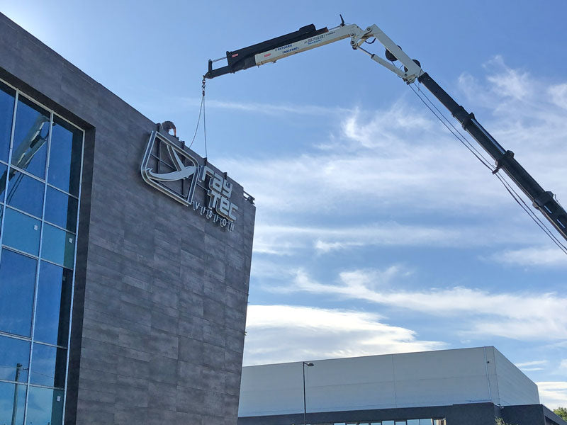 installazione insegna luminosa acciaio inox ray tec parma