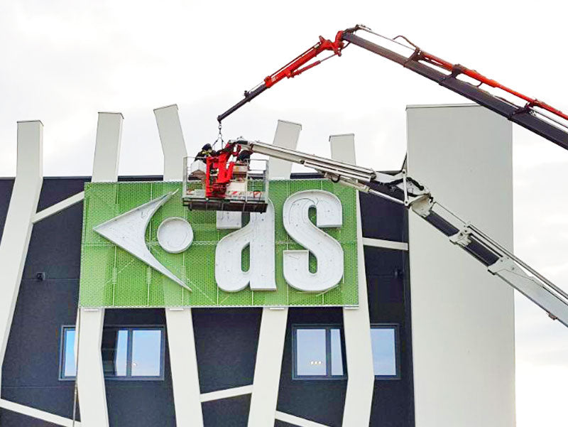 installazione insegna luminosa aston seals carpi