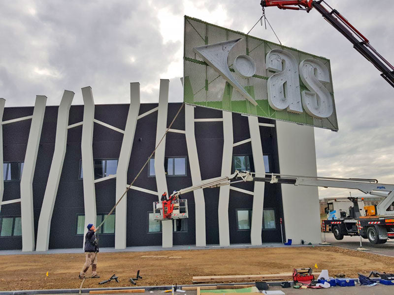 installazione insegna luminosa aston seals carpi