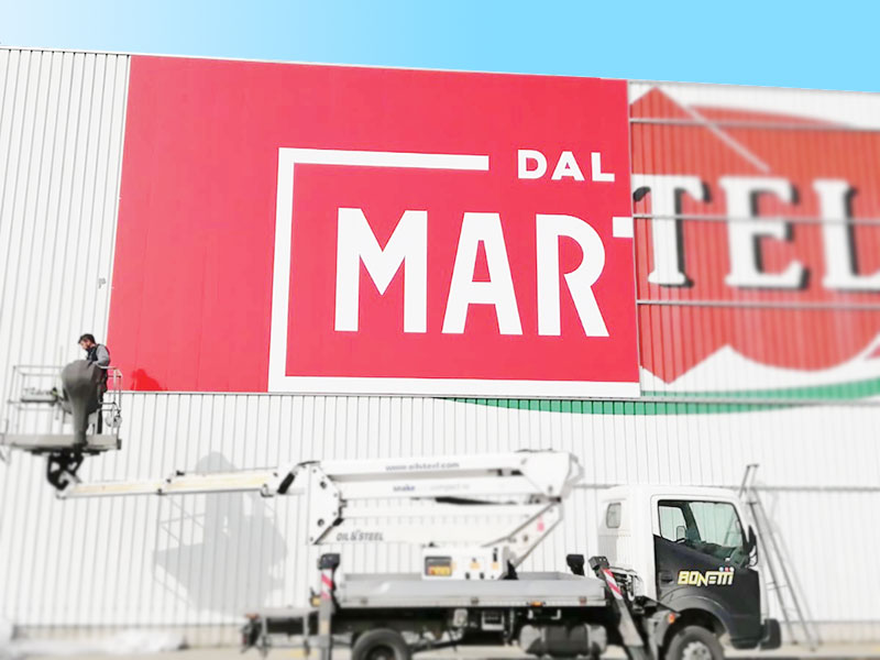 installazione insegna luminosa di grande formato martelli mantova