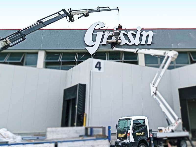 installazione insegna luminosa grissin bon reggio emilia