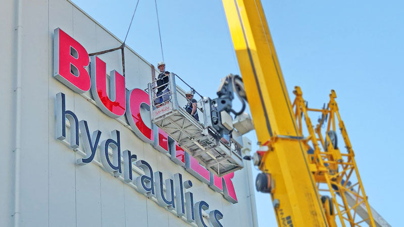 installazione insegna luminosa scatolare bucher hydraulics reggio emilia