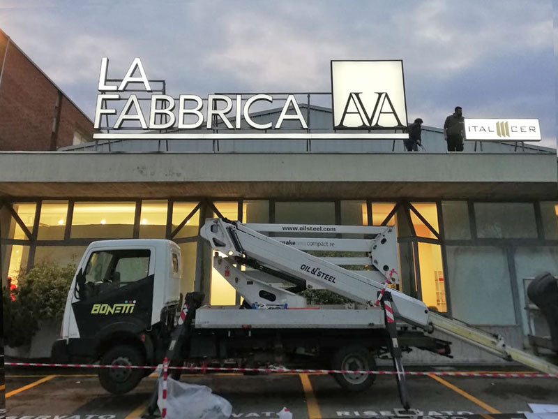 installazione insegna luminosa scatolare la fabbrica spa ravenna