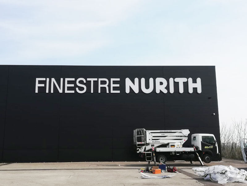installazione insegna luminosa scatolare nurith spa mantova