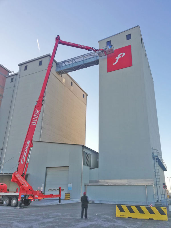 installazione insegna opaca di grande formato molino pasini spa mantova