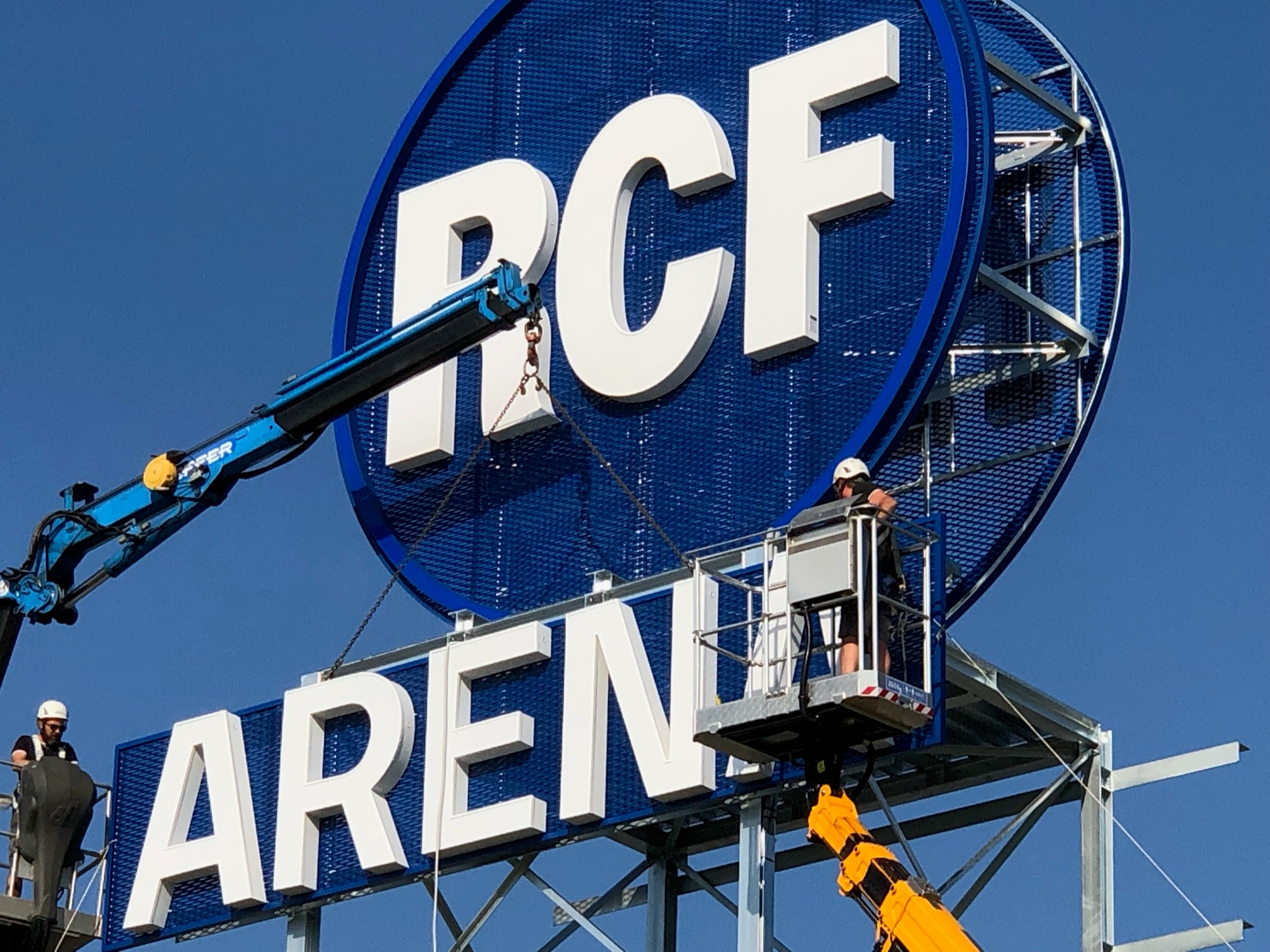 installazione insegna rcf arena reggio emilia