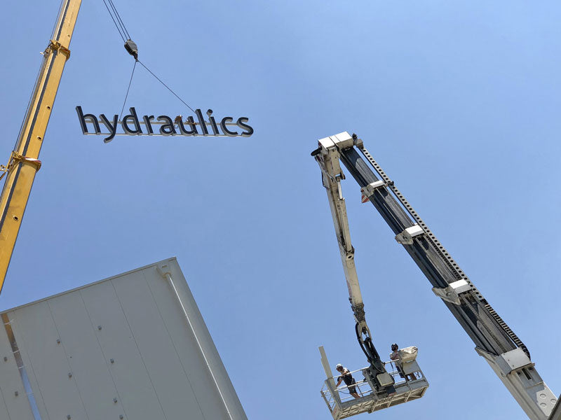 installazione insegna scatolare bucher hydraulics reggio emilia