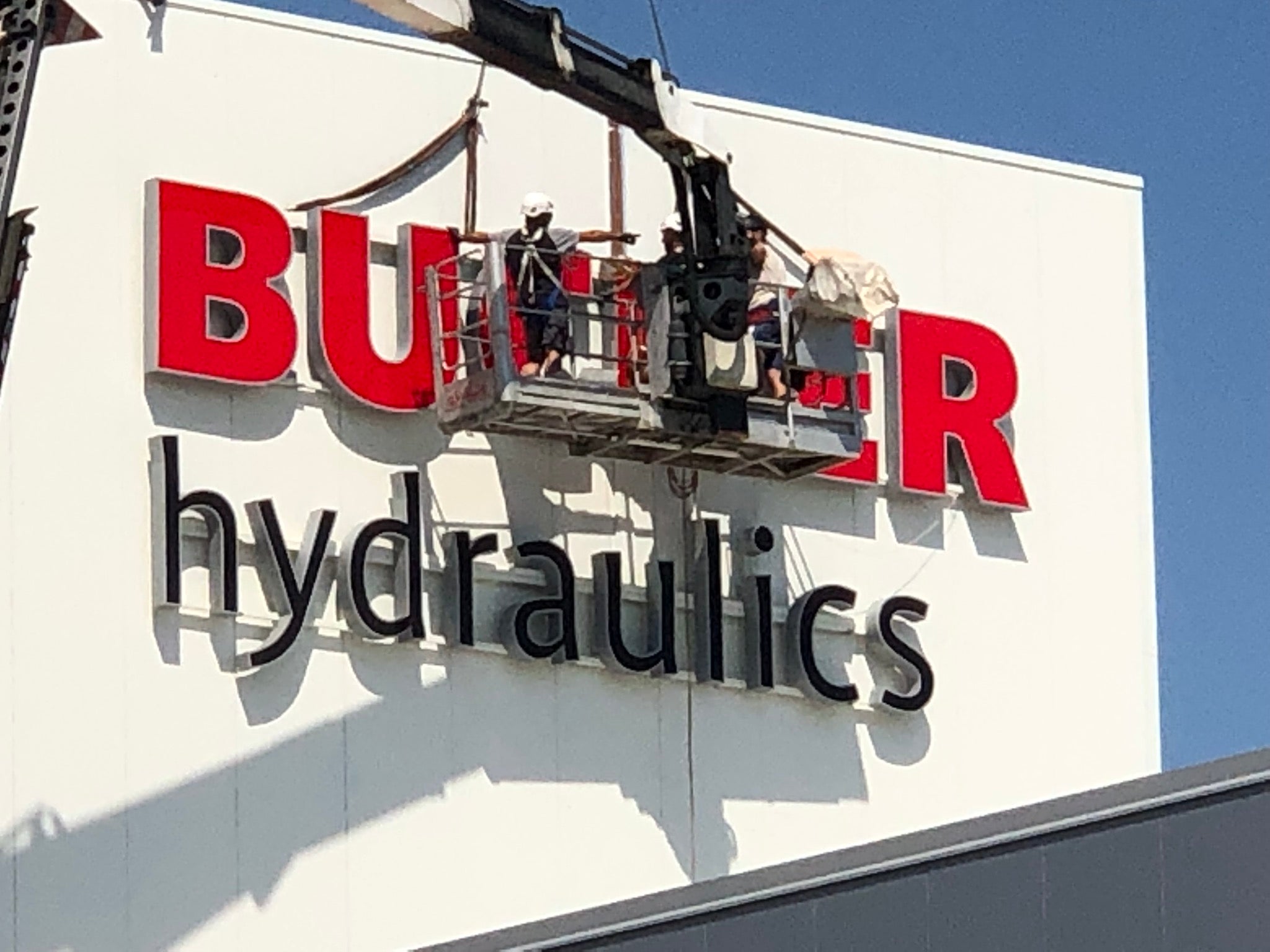 installazione insegna scatolare bucher hydraulics reggio emilia