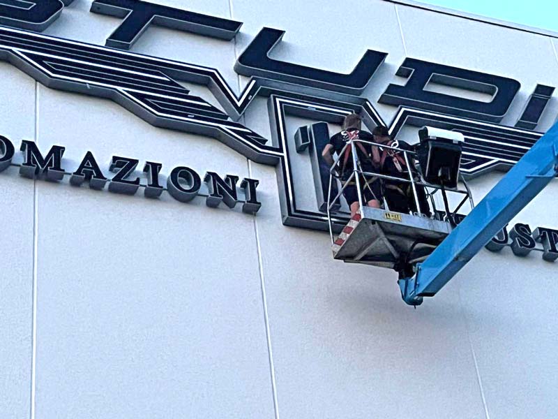 installazione insegna scatolare studio 1 automazioni reggio emilia