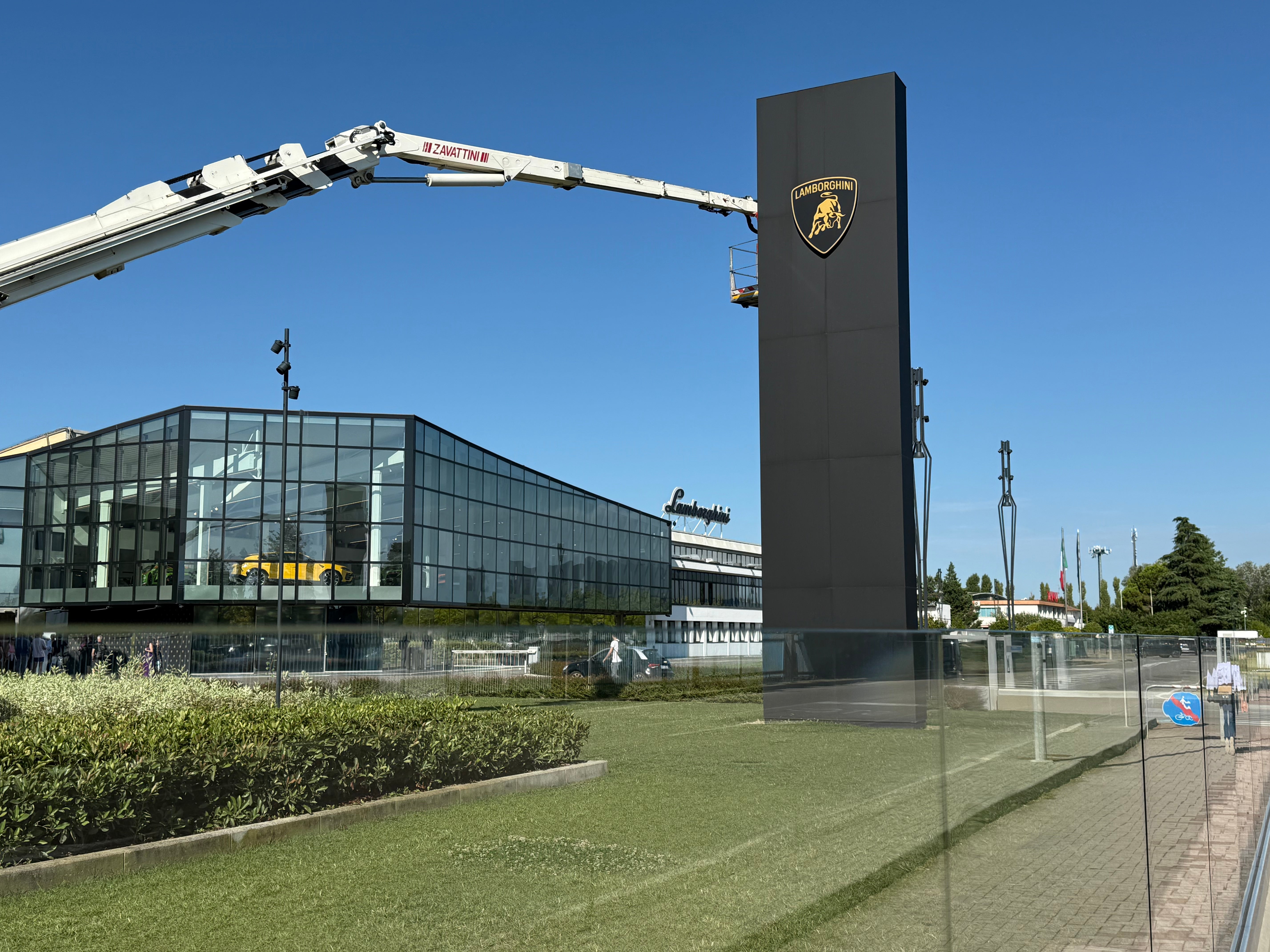 installazione logo luminoso lamborghini bologna