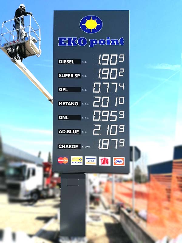 installazione totem luminoso per carburanti eko point milano