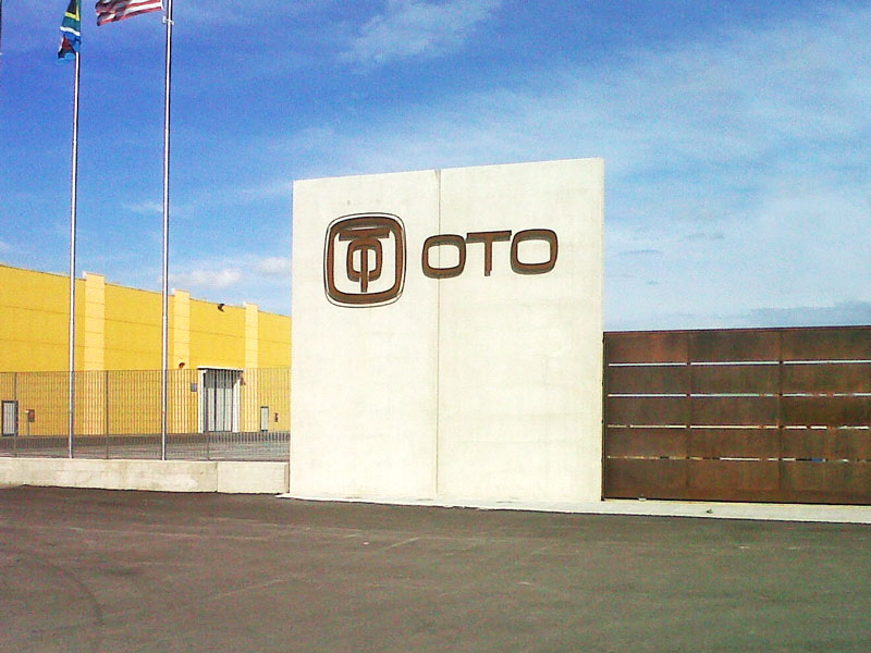Oto Mills - Insegna in acciaio corten
