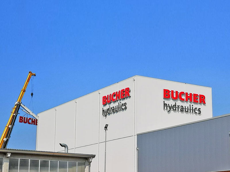montaggio insegna luminosa di grande formato bucher hydraulics reggio emilia