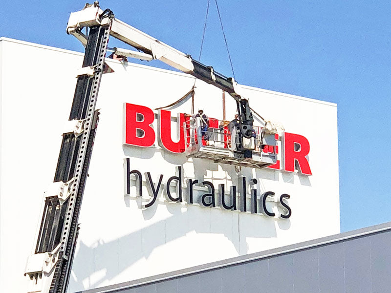 montaggio insegna scatolare di grande formato bucher hydraulics
