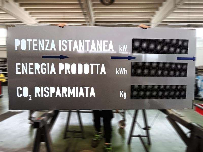 Trivium Packaging - Insegna con integrati led wall per gestione dati fotovoltaico
