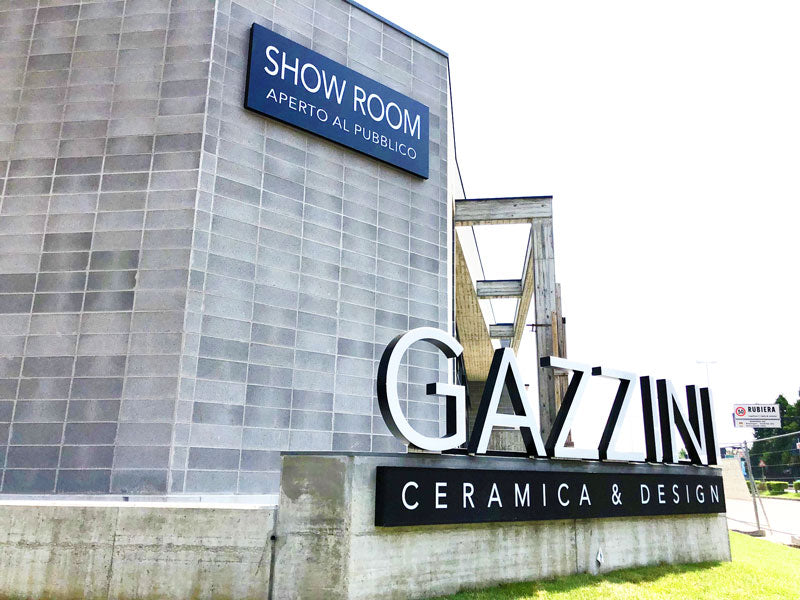 Gazzini Ceramiche - Insegna luminosa a lettere scatolari destrutturate