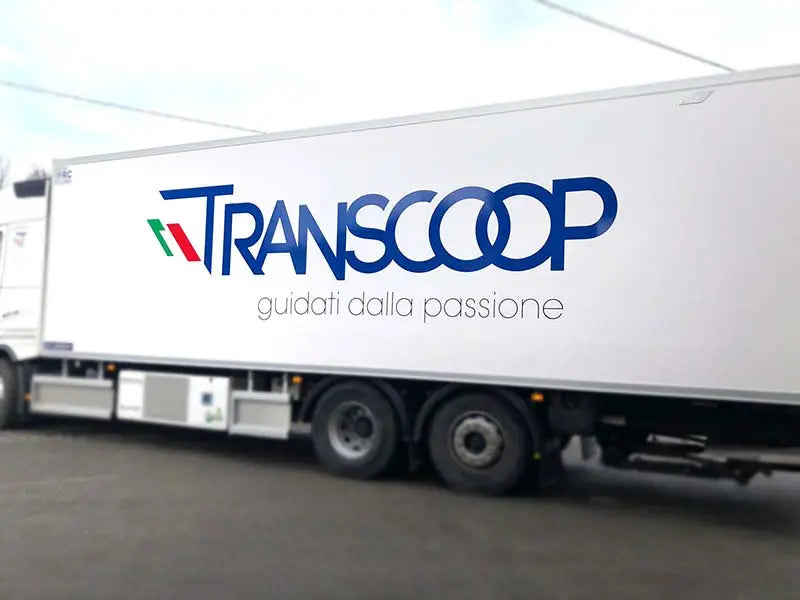 Applicazione scritte adesive su cella frigo Transcoop
