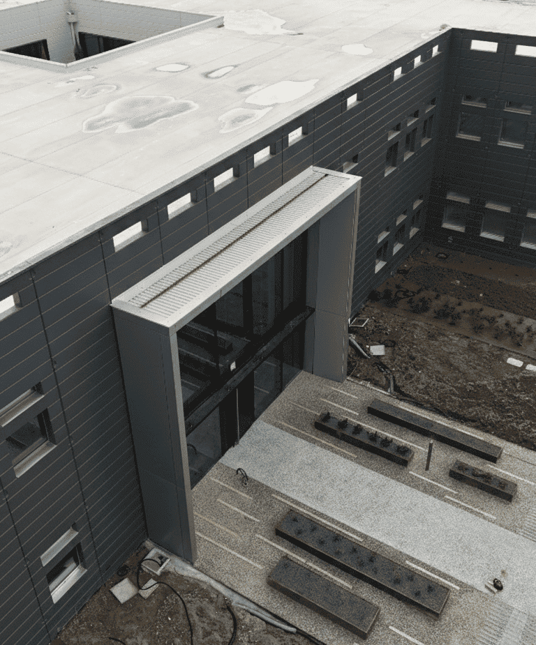 portale design con profilo luminoso realizzato da bonetti per meta hydraulics a reggio emilia