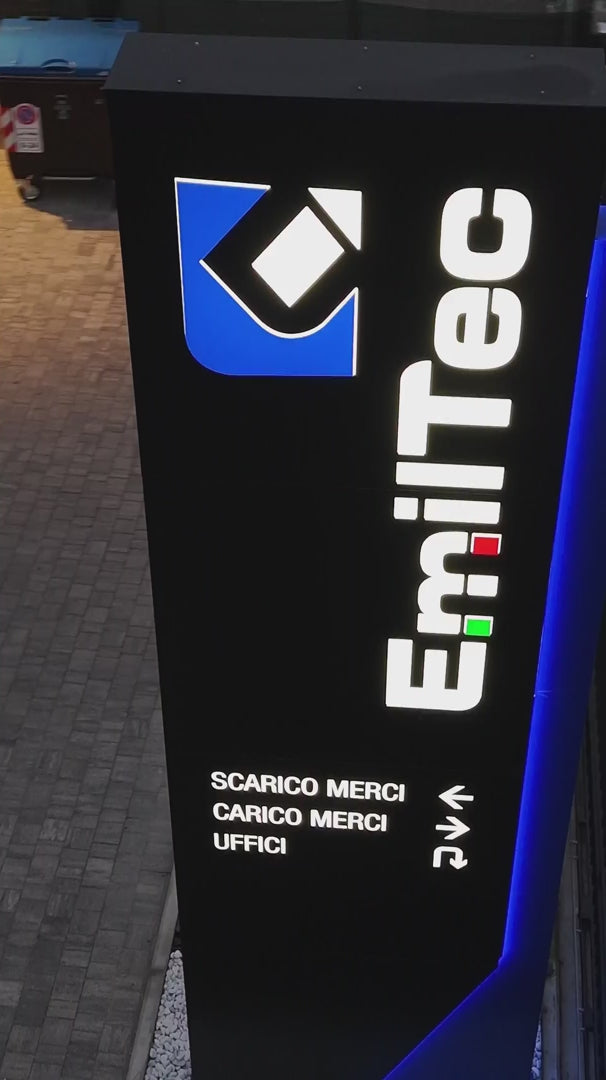 Totem luminoso Kite per Emiltec Reggio Emilia