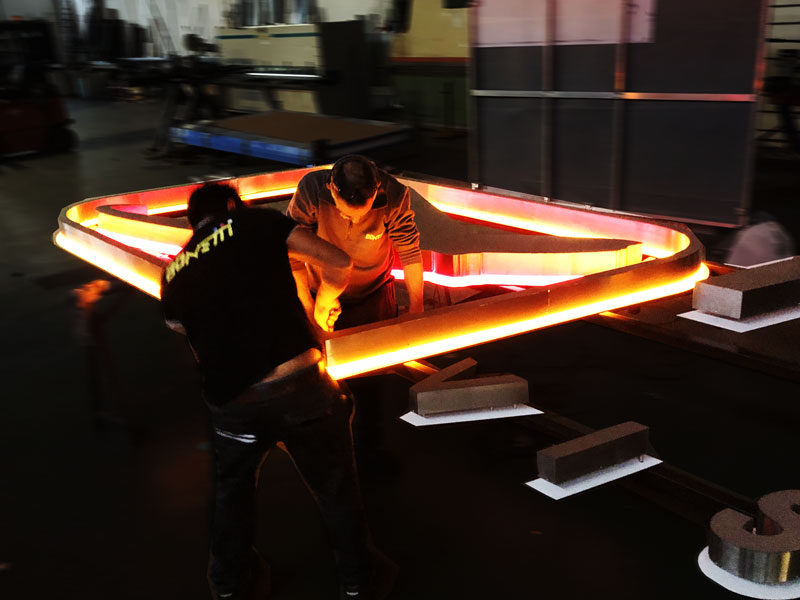 produzione insegna luminosa acciaio inox ray tec parma