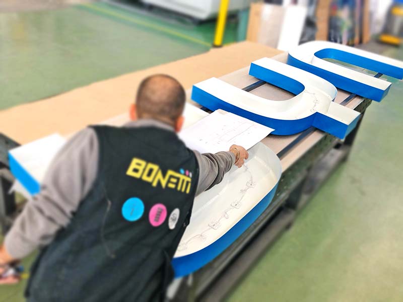 produzione insegna luminosa aziendale uyn cremona