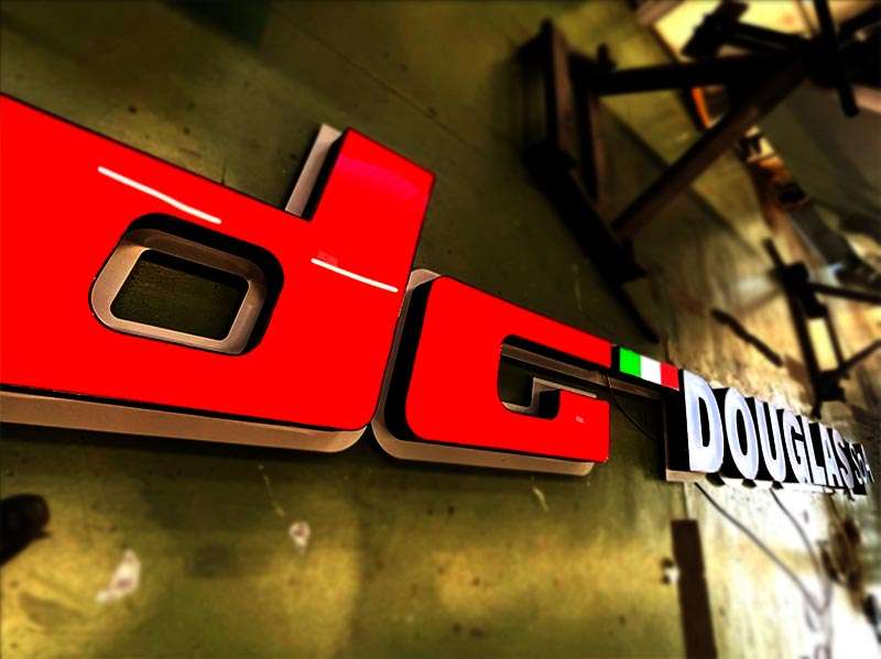 produzione insegna luminosa scatolare douglas chero piacenza