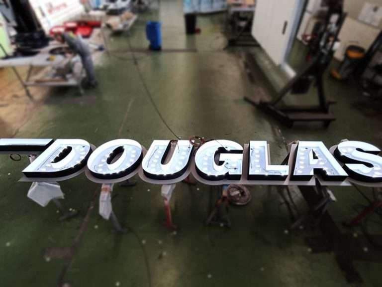 produzione insegna luminosa scatolare douglas chero piacenza