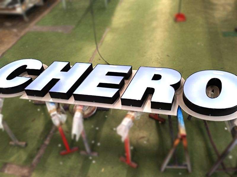 produzione insegna luminosa scatolare douglas chero piacenza